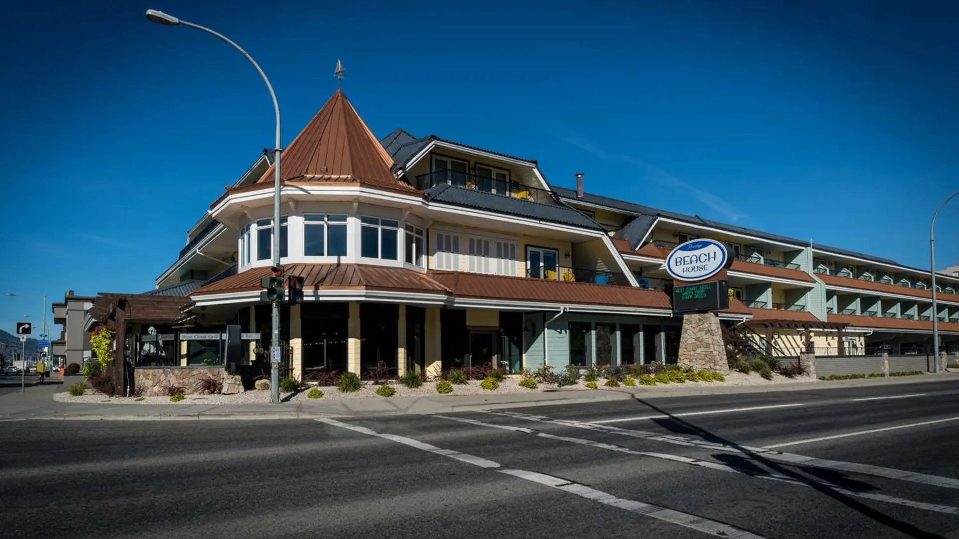 The hotel is conveniently located near tourist attractions, shopping, and recreational areas. Guests can take a short walk along the waterfront to Prospera Place, Lake City Casino, Kelowna's cultural district, and many other attractions and shopping boutiques.